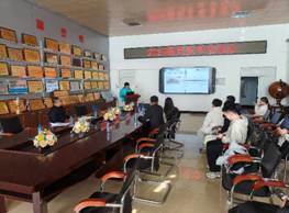 一群人在餐厅里AI 生成的内容可能不正确。